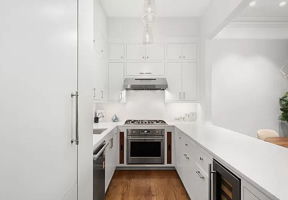4th image of 228 W 21st St APT 3