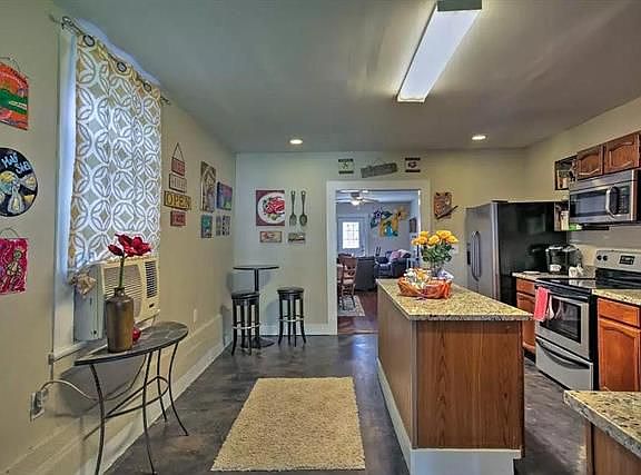 3rd image of 8522 Apricot St