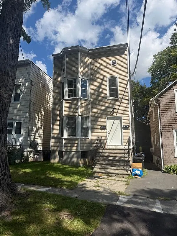 3 bed, 1.0 bath, 1100 sqft, $1,950 — Photo 3