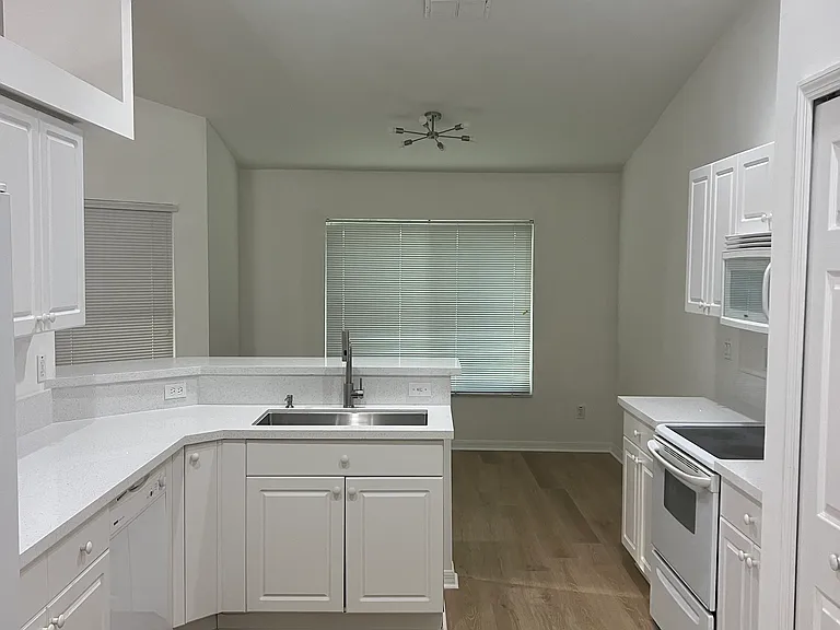 1701 NE 26th Ter — Photo 5