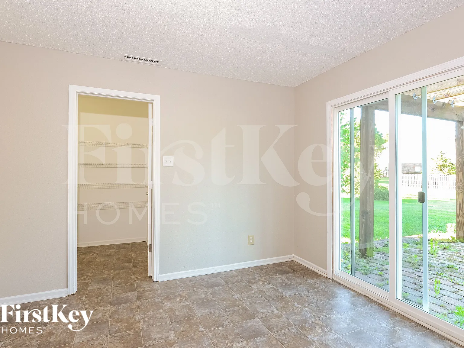 3 bed, 2.5 bath, 2284 sqft, $2,340 — Photo 4