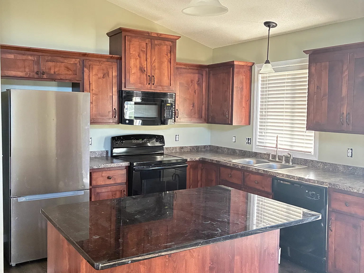 3 bed, 1600 sqft, $2,500 — Photo 4