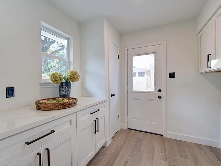 11010 Wickersham Ln — Photo 15