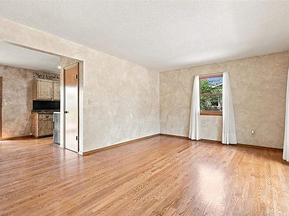 2nd image of 905 Paradise Dr