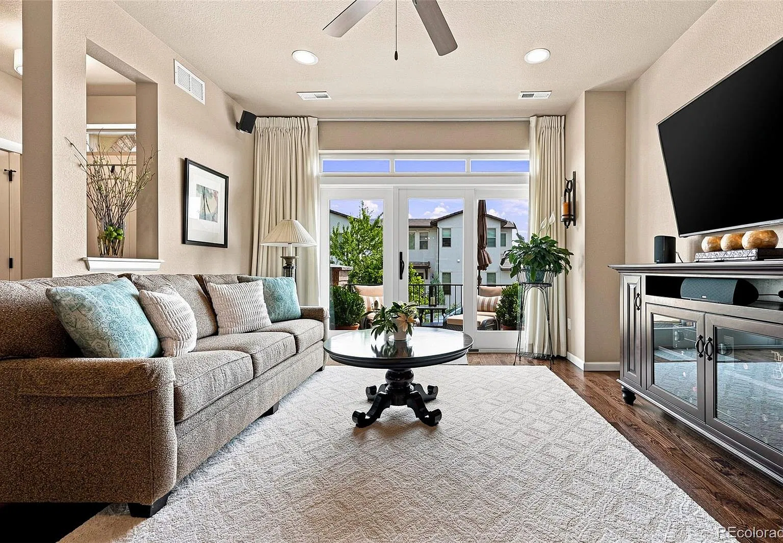 3 bed, 2.5 bath, 1669 sqft, $3,300 — Photo 3