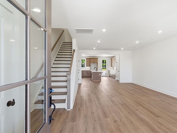 4th image of 140 Nearwater Pl
