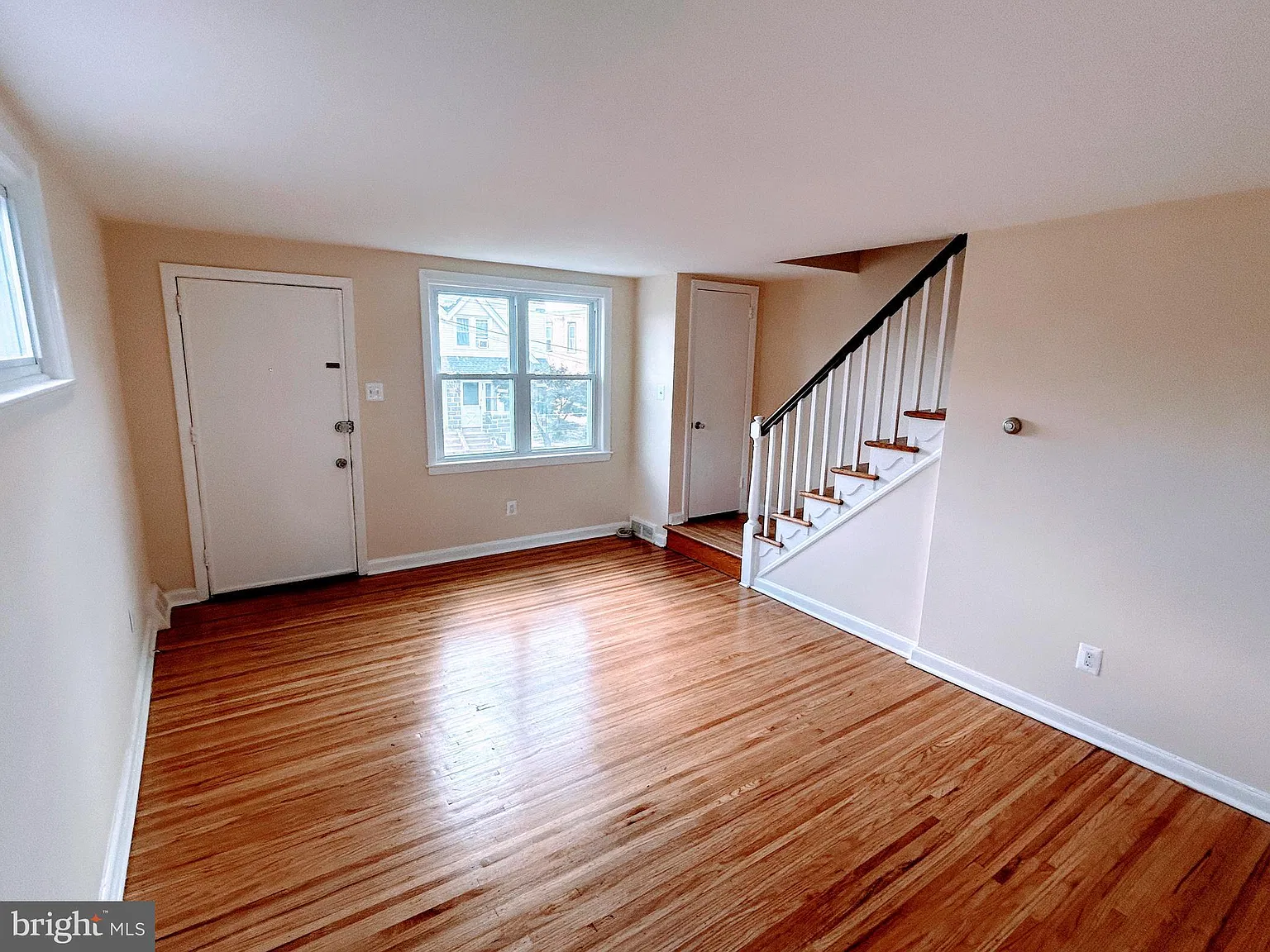 3 bed, 1.0 bath, 1152 sqft, $1,900 — Photo 4