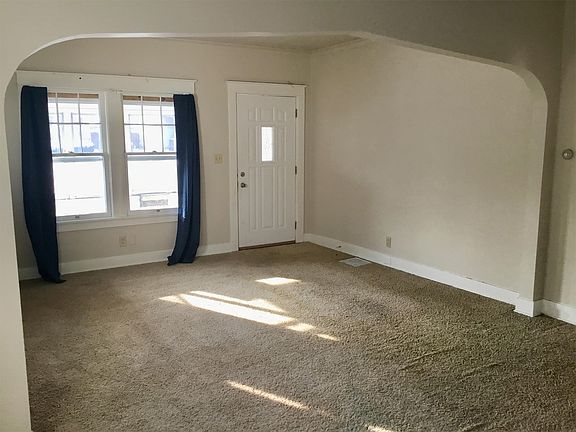 3rd image of 823 E Ewing Ave