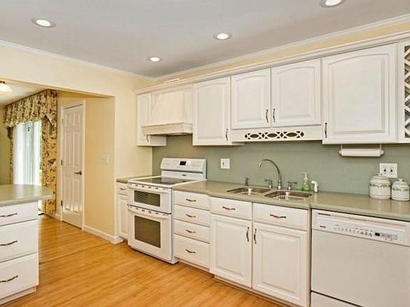 2nd image of 7 Fieldstone Dr