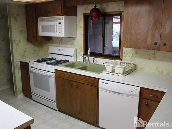 3rd image of 211 W 38th St