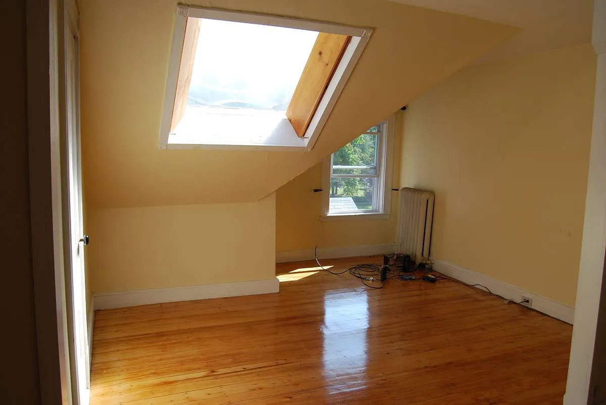 3 bed, 925 sqft, $2,730 — Photo 2