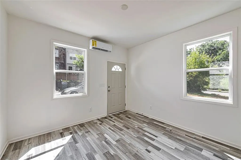 3 bed, 1.5 bath, 1050 sqft, $2,300 — Photo 3