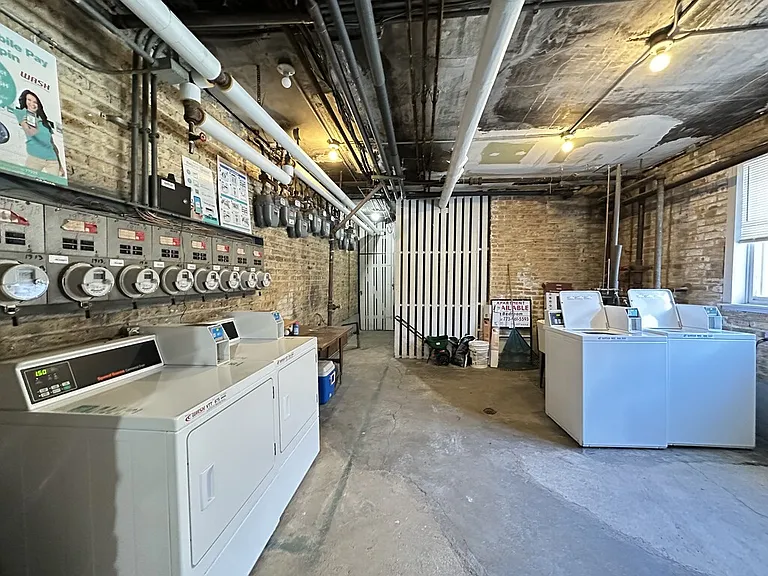 1911 W Larchmont Ave #B2 — Photo 20