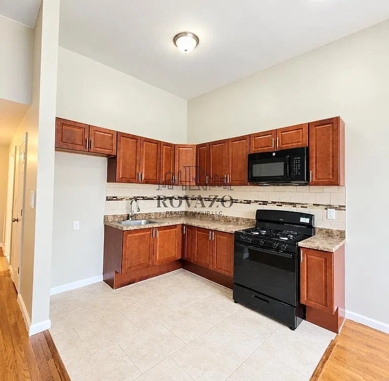 2 bed, 700 sqft, $2,100 — Photo 1