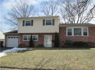 17 Wittenberg Dr, Fords, NJ 08863