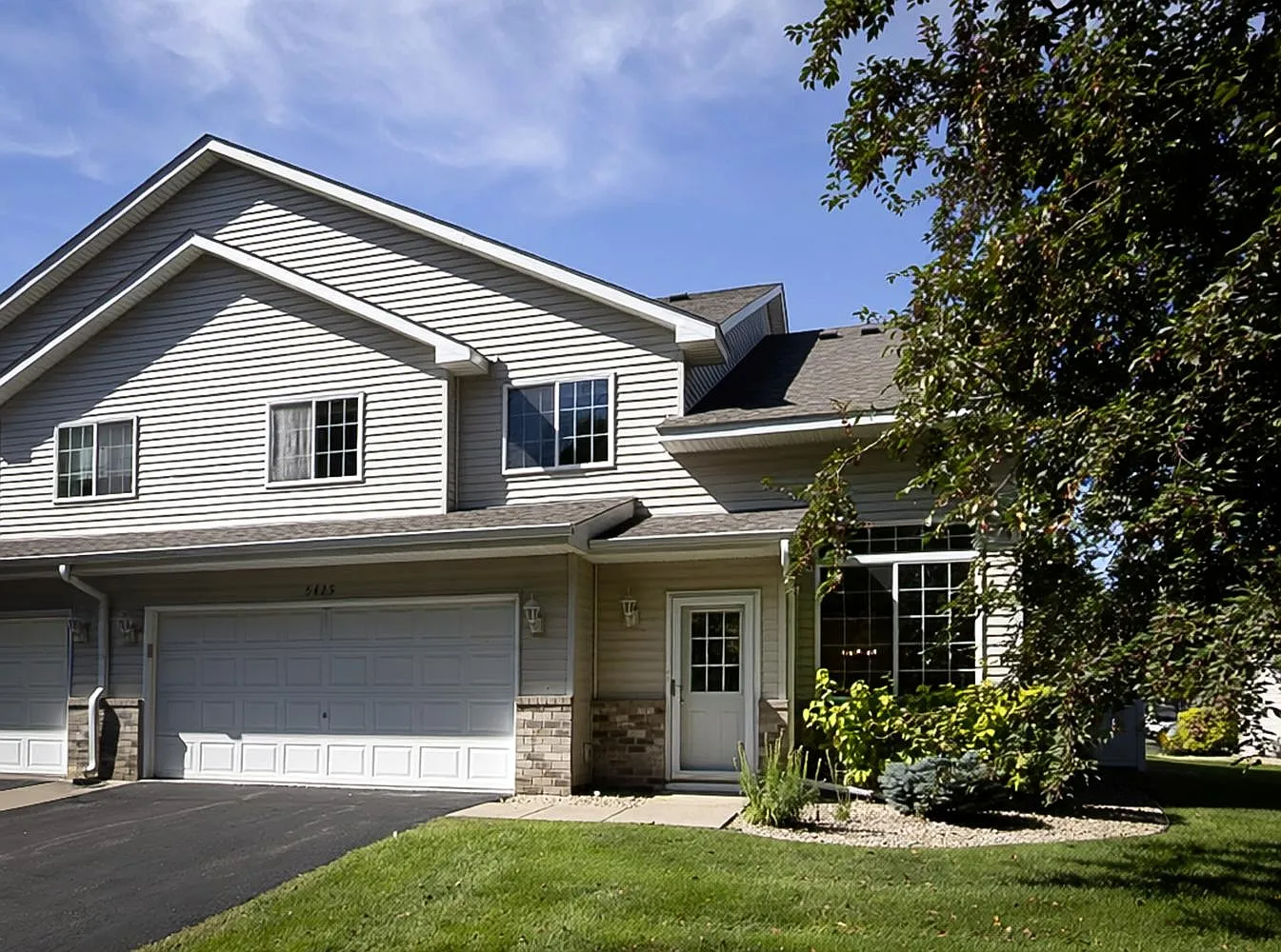 2 bed, 1.5 bath, 1450 sqft, $2,300 — Photo 2