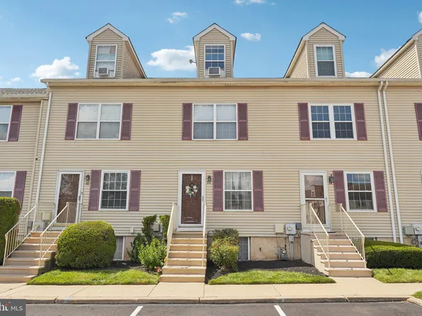 31 Carriage Knoll Ct, Langhorne, PA 19047