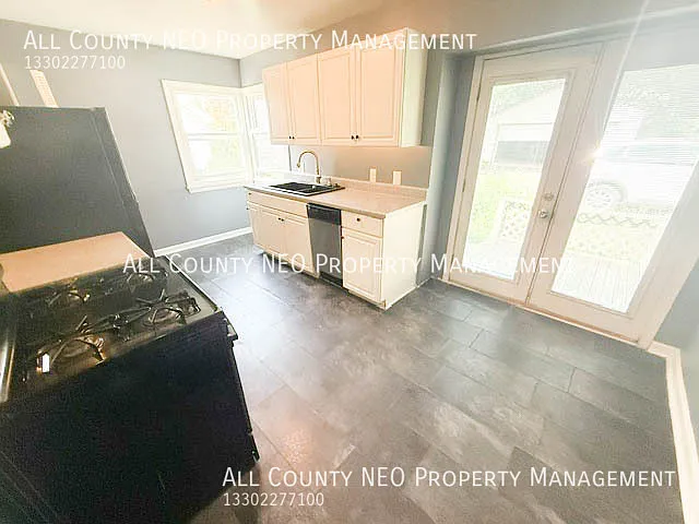 Charming and wellcaredfor 3bedroom, 2.5-bath Cape Cod! — Photo 3
