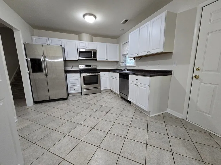 119 Monterey Ln — Photo 2
