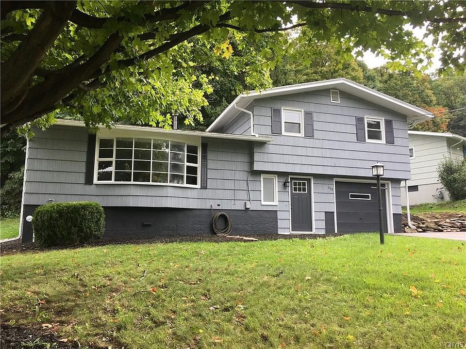 1st image of 305 Oakridge Dr
