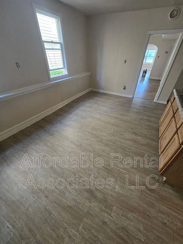 2 bed, 1.0 bath, $998 — Photo 4