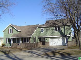211 Florida Ave SW, Orange City, IA 51041