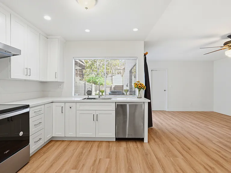 10432 Larwin Ave — Photo 9