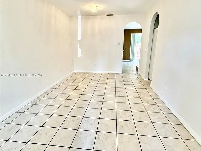 5770 NW 113th Pl — Photo 2