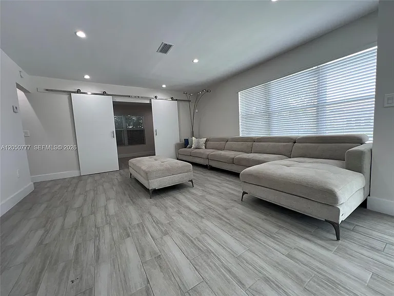 1405 N 46th Ave — Photo 11