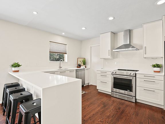 5th image of 2422 Mockingbird Ln