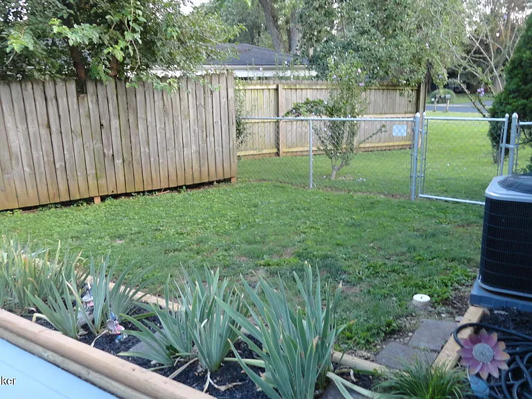 1913 Claremoor Dr — Photo 13