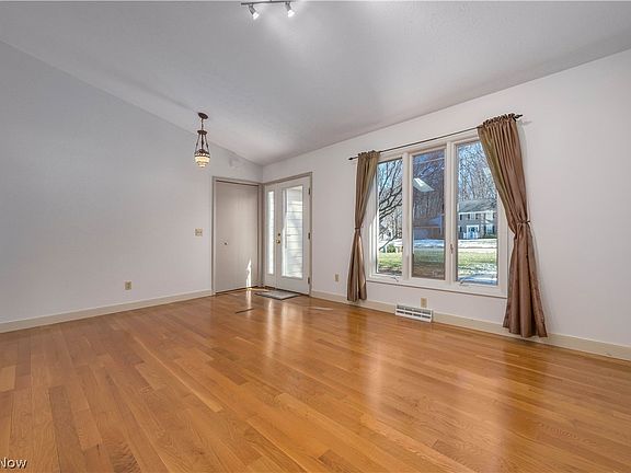 5th image of 208 Westwind Dr