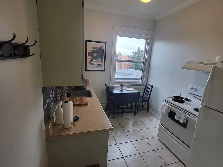345 Elgin St #D — Photo 3