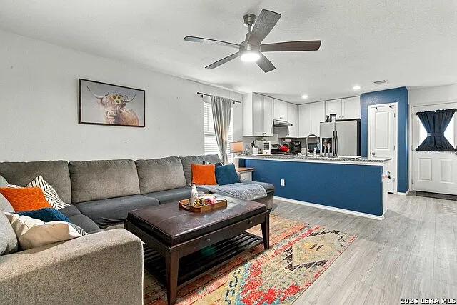 3 bed, 2.0 bath, 1216 sqft, $1,600 — Photo 2