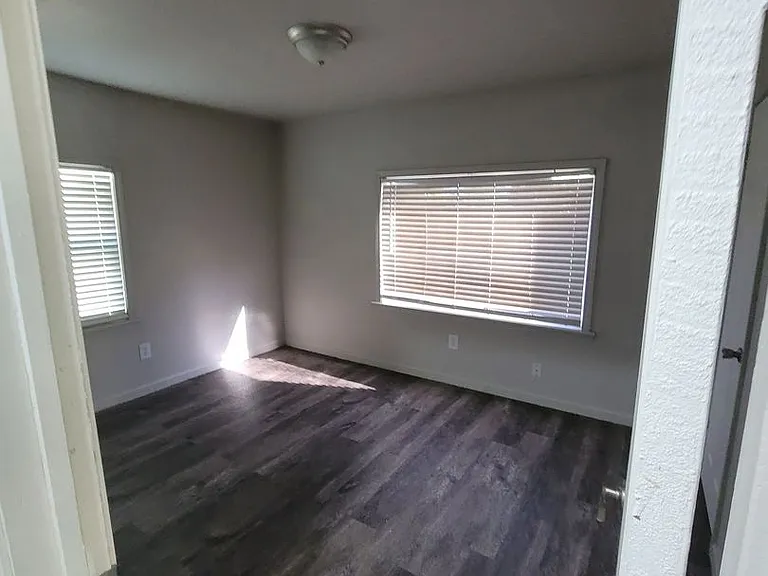 555 E Harmon Dr — Photo 4