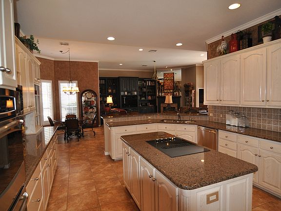 kitchen/breakfast/family