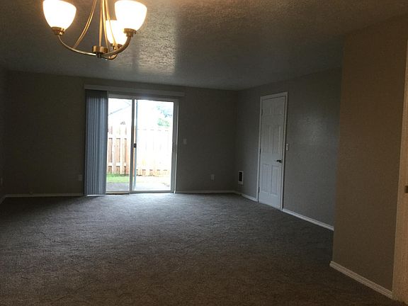 DINNING ROOM/LIVING ROOM