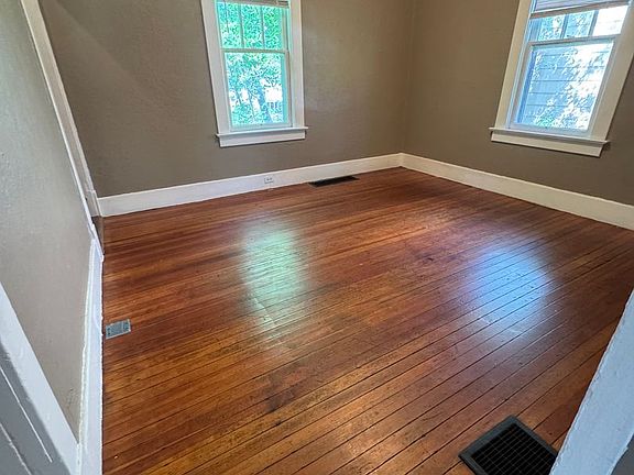 4th image of 1010 Elm St