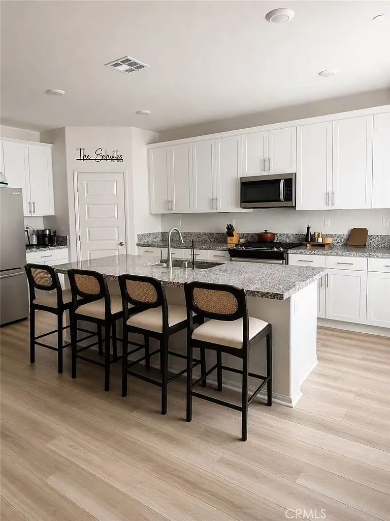 4 bed, 2320 sqft, $3,250 — Photo 3