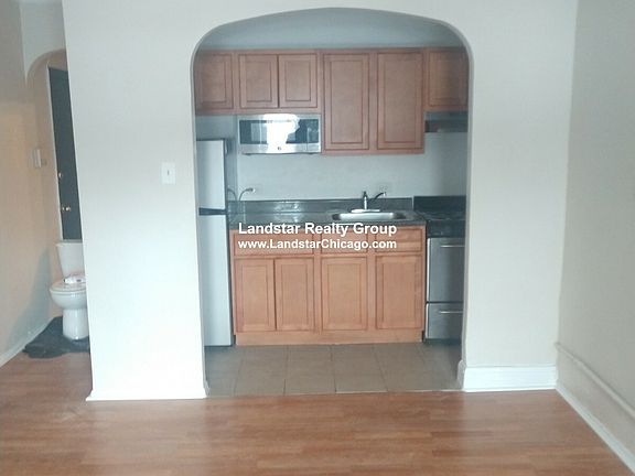3rd image of 948 W Cuyler Ave #1E