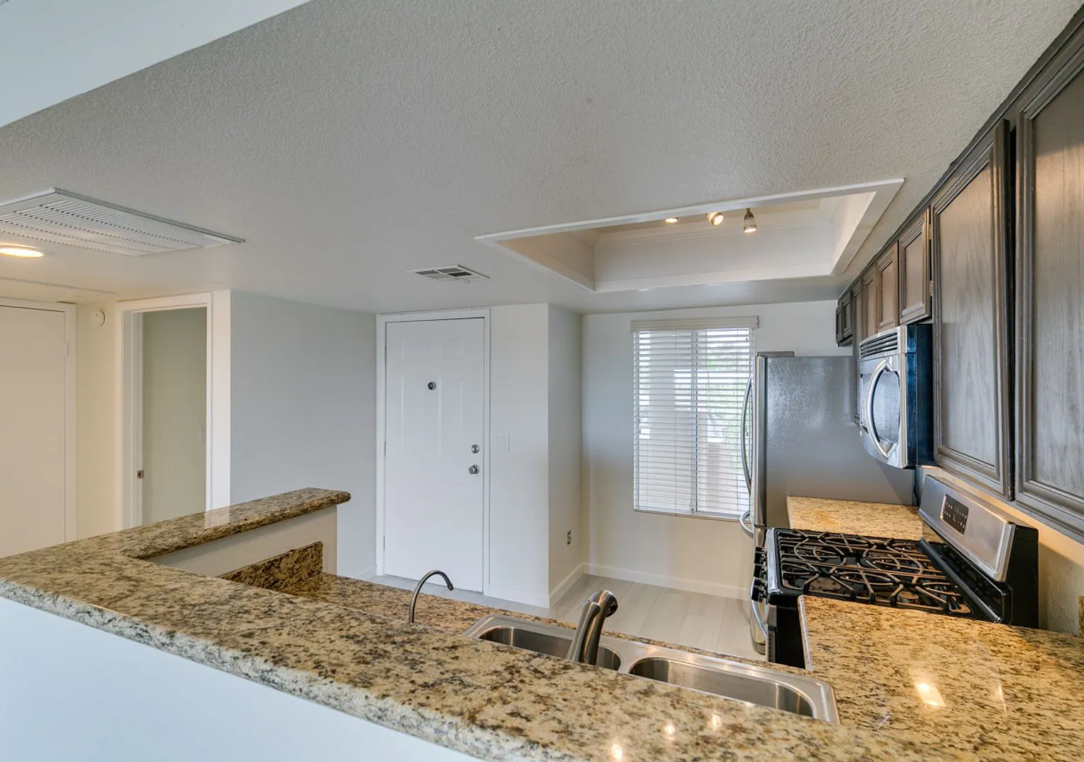 Gorgeous 2 Bedrooms Unit*Upgraded*Tons Of Community Amenities*Gate Community* — Photo 3