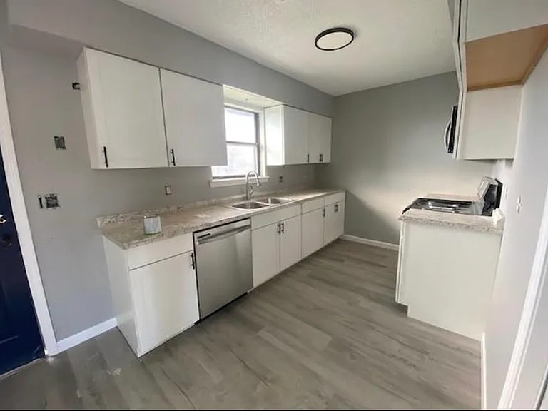 420 NW Aledo Dr — Photo 2