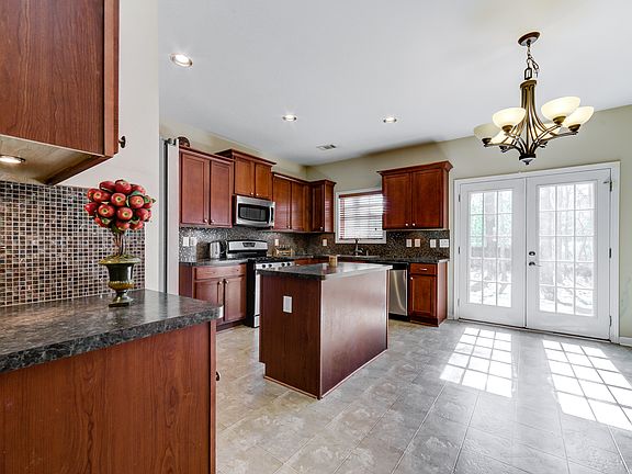 4th image of 926 Lakeside Ct
