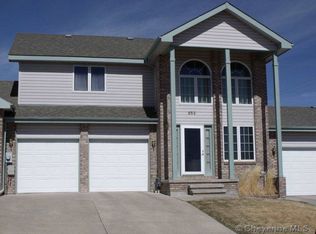 852 Oak Valley Ln, Cheyenne, WY 82009