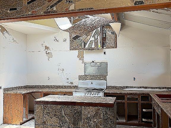 3rd image of 380 Silverado Rd