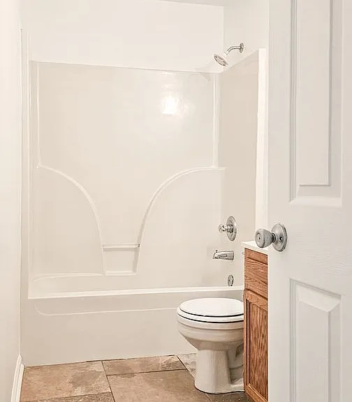 Beautifully updated 4 Bedroom/2 Bathroom downstairs apartment — Photo 22