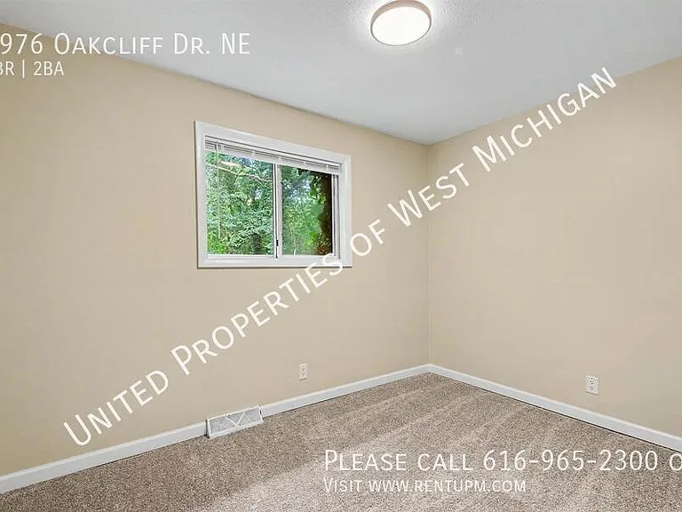 1976 Oakcliff Dr NE — Photo 9
