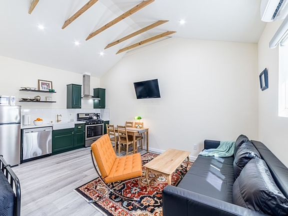3rd image of 10527 Bianca Ave