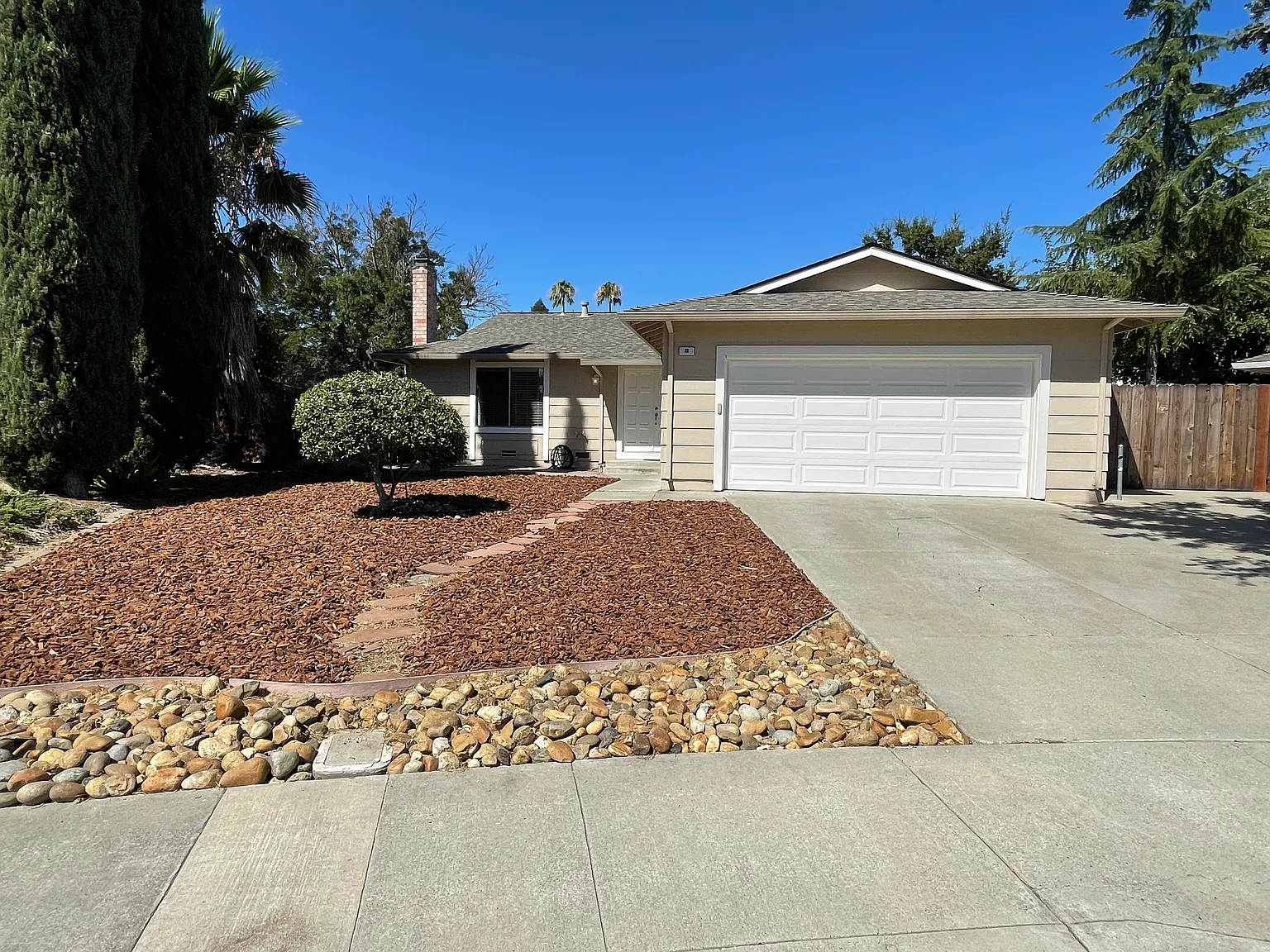 3 bed, 1384 sqft, $3,300 — Photo 2
