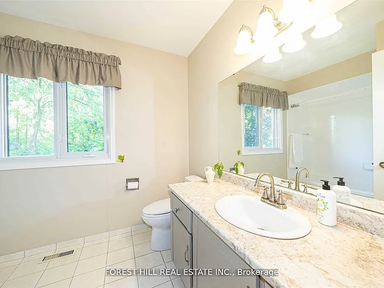 54 Pennock Cres — Photo 14